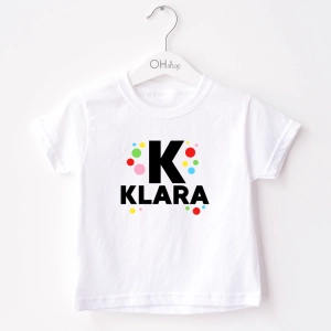 Biała-koszulka-dziecięca-imię-dzień-kropki.webp