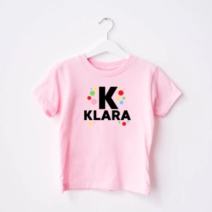 Rozowa-koszulka-dziecięca-imię-dzień-kropki.webp