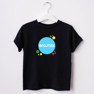 Czarna-koszulka-dziecięca-imię-kropka.webp