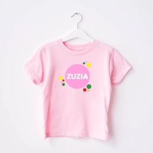 Rozowa-koszulka-dziecięca-imię-kropki.webp
