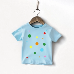 Blekitna-koszulka-dziecieca-kropki.webp