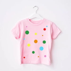 Rozowa-koszulka-dziecięca-kropki.webp