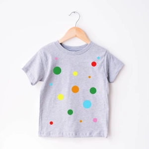 Szara-koszulka-dziecięca-kropki.webp