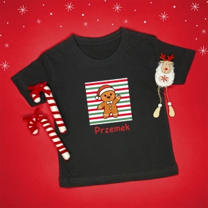 Czarna-koszulka-dziecięca-boże-narodzenie-ciastek-na-świątecznym-tle.webp