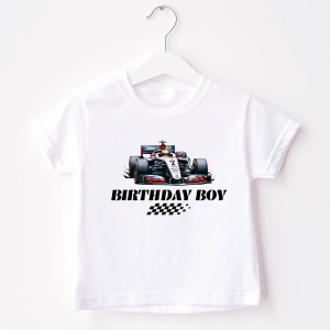 Biala-koszulka-dziecieca-formula-birthday-boy-flaga.webp