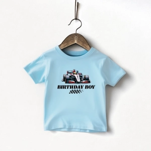 Blekitna-koszulka-dziecieca-formula-birthday-boy-flaga.webp
