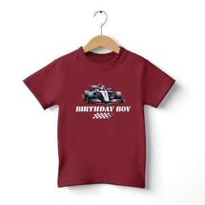 Burgundowa-koszulka-dziecieca-formula-birthday-boy-flaga.webp