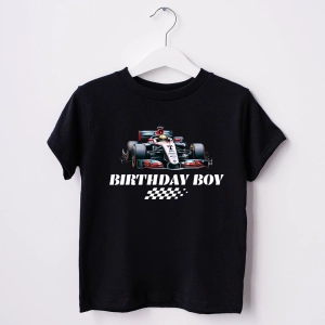 Czarna-koszulka-dziecieca-formula-birthday-boy-flaga.webp