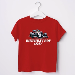Czerwona-koszulka-dziecieca-formula-birthday-boy-flaga.webp