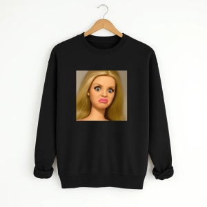 czarna-bluza-lalka-blond.webp