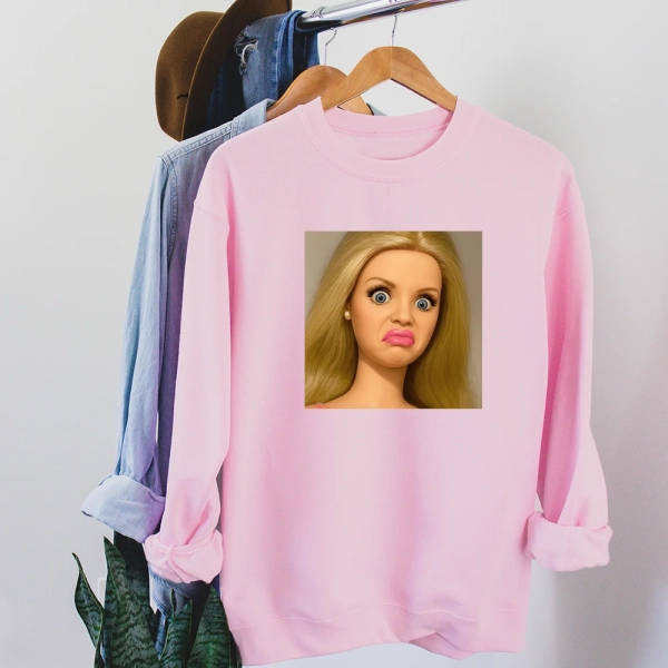 różowa-bluza-lalka-blond.webp