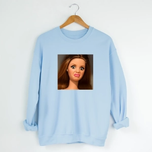 błękitna-bluza-lalka-szatynka.webp