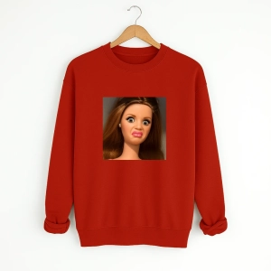 czerwona-bluza-lalka-szatynka.webp