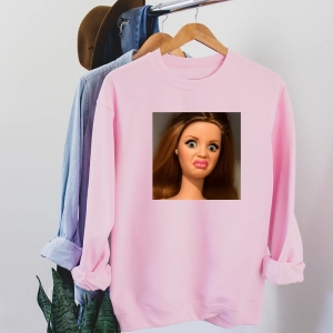 różowa-bluza-lalka-szatynka.webp