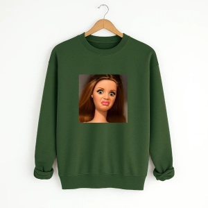 zielona-bluza-lalka-szatynka.webp