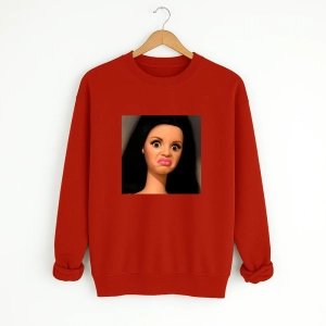 czerwona-bluza-lalka-czarna.webp