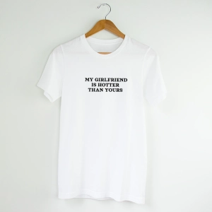 Męska-biała-koszulka-my-girlfriend-is-hotter-than-yours.webp