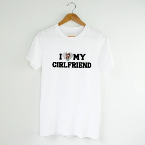Męska-biała-koszulka-i-love-girlfriend-zdjęcie.webp