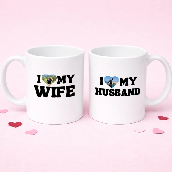 zestaw-bialych-kubkow-ze-zdjeciem-i-love-my-wife-husband.webp