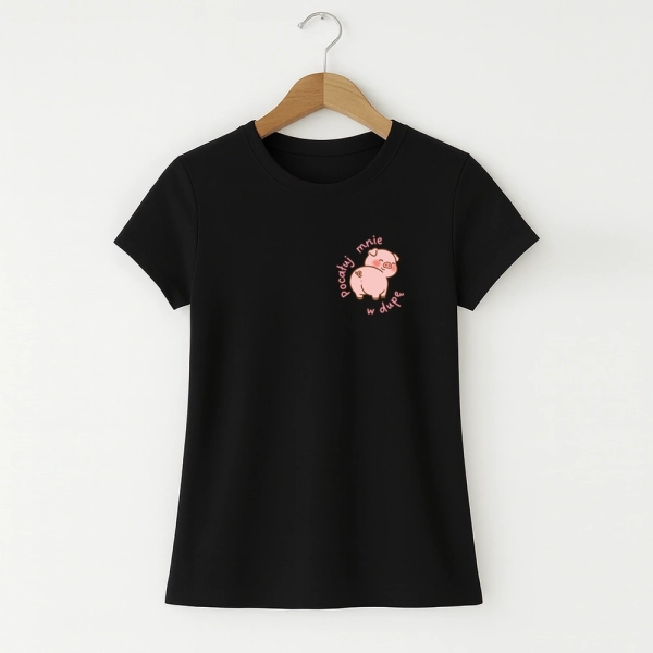 Koszulka-damska-czarna-pocaluj-mnie.webp