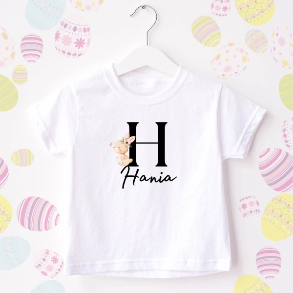 Biała-koszulka-dziecięca-literka-z-zajaczkiem.webp