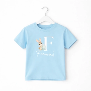 Blekitna-koszulka-dziecieca-literka-z-zajaczkiem.webp