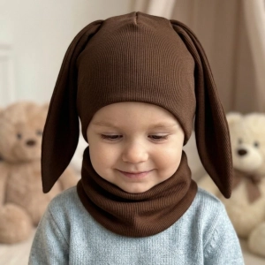 komplet-czapka-z-uszami-zajaca-komin-czekoladowy.webp