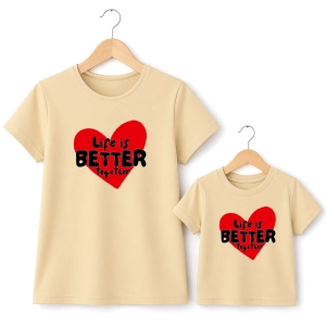 kremowe-koszulki-mama-dziecko-life-is-better-together.webp