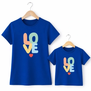 komplet-niebieskich-koszulek-mama-dziecko-love-kolorowe.webp