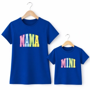 komplet-niebieskich-koszulek-mama-mini-kolorowe-paski.webp