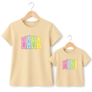 kremowe-koszulki-mama-mini-kolorowe-paski.webp