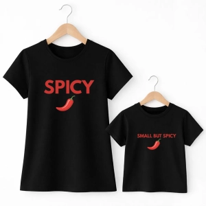 Komplet-koszulek-damska-dziecieca-czarne-small-but-spicy.webp