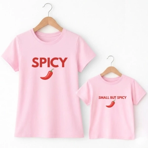 Komplet-koszulek-damska-dziecieca-jasny-roz-small-but-spicy.webp