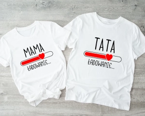 Komplet-bialych-koszulek-dla-przyszlych-rodzicow-mama-tata-ladowanie.webp